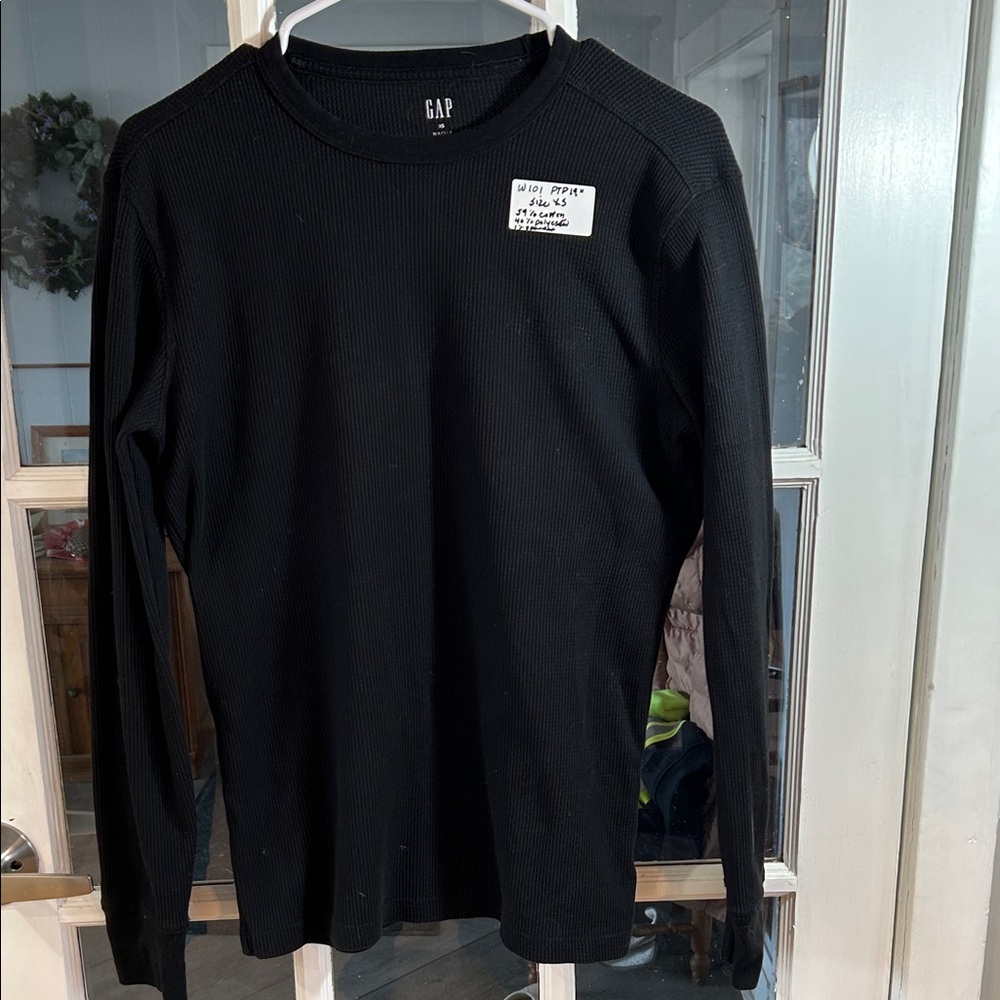 W101.   GAP Black Long-Sleeve Thermal Crew